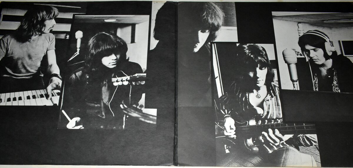 🔸 в развороте конверта "The Book of Taliesyn" музыканты Deep Purple в студии