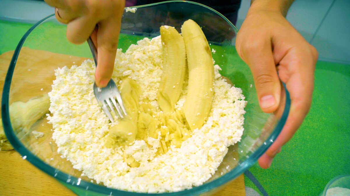 Румяные сырники с бананом-вот что нужно школьнику на завтрак!