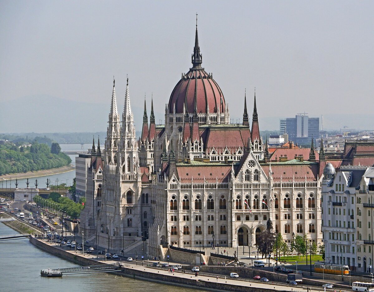 https://cdn.pixabay.com/photo/2016/04/05/13/00/budapest-1309423_1280.jpg