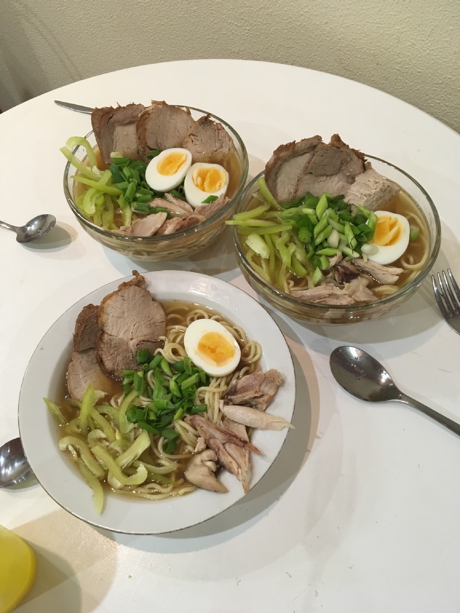 Почти все деньги мы спускаем на еду... так что ;)