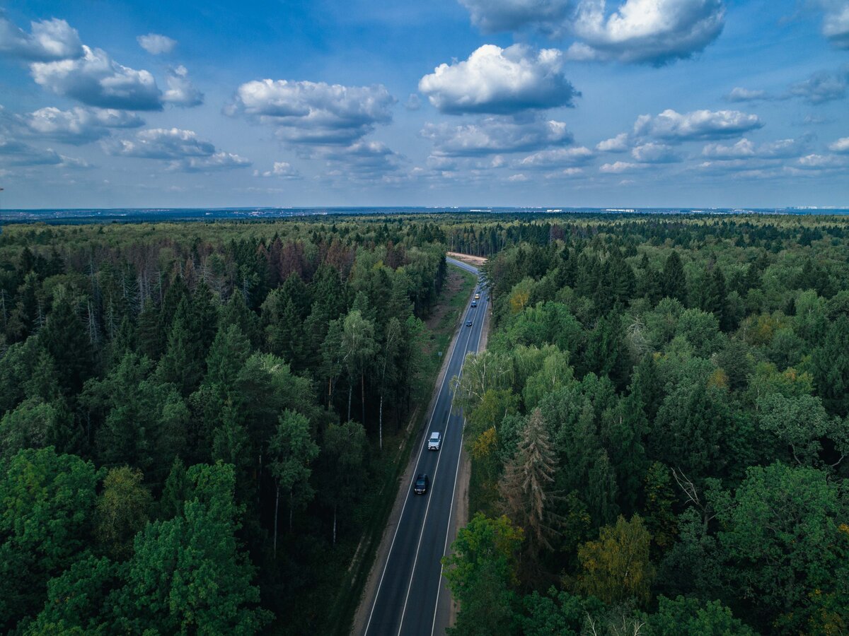 
Уверенное снижение аварийности наблюдается на трассах М-5 «Урал» - 61%, А-108 «Московское большое кольцо» -29%, А-104 «Москва-Дмитров-Дубна» – 23%, подъездная автомобильная дорога ОПК «Бор» - 66%, Р-22 «Каспий» -14%. К участкам с повышенной аварийностью по итогам 8 месяцев относятся: М-2 «Крым» с км 21 по км 108 - количественный показатель ДТП остановился на отметке 63 случая как в прошлом году, так и в текущем; такая же обстановка на А-106 Рублево-Успенское шоссе от км 0 по км 29 - по 21 ДТП; лидером по сохранению числа дорожно-транспортных происшествий стал участок А-107 «Московское малое кольцо» с км 0 по 236 – по 121 ДТП; значительный рост аварийности наблюдается на А-105 «Подъезд к Домодедово» с км 22 по км 44 - 91%...