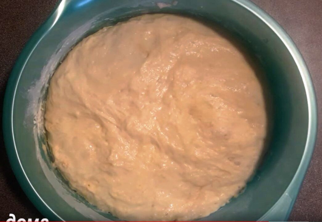 тесто на воде без яиц. рецепт дрожжевого теста на пирожки. тесто для булочек без молока на дрожжах. как завести тесто без молока. тесто для булочек без дрожжей.