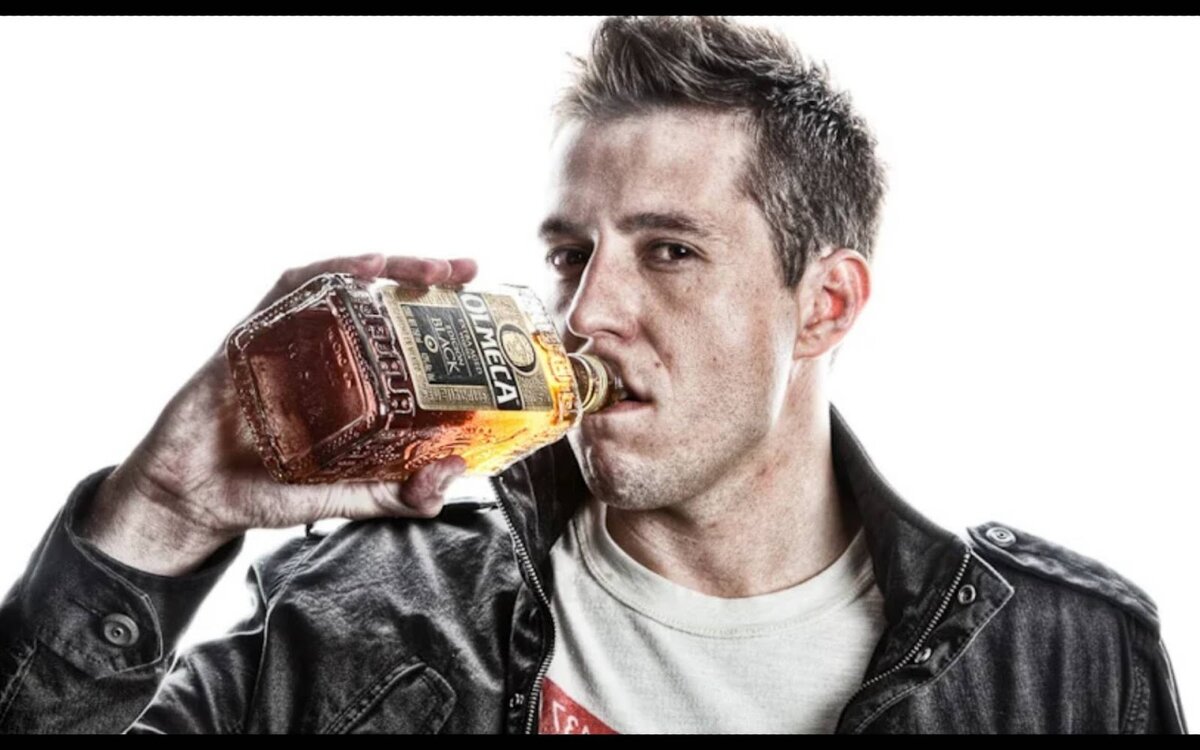 Каждый день пьют алкоголики. Мужчина с выпивкой. Парень с выпивкой. Мужчина с бутылкой виски. Виски с человеком на бутылке.