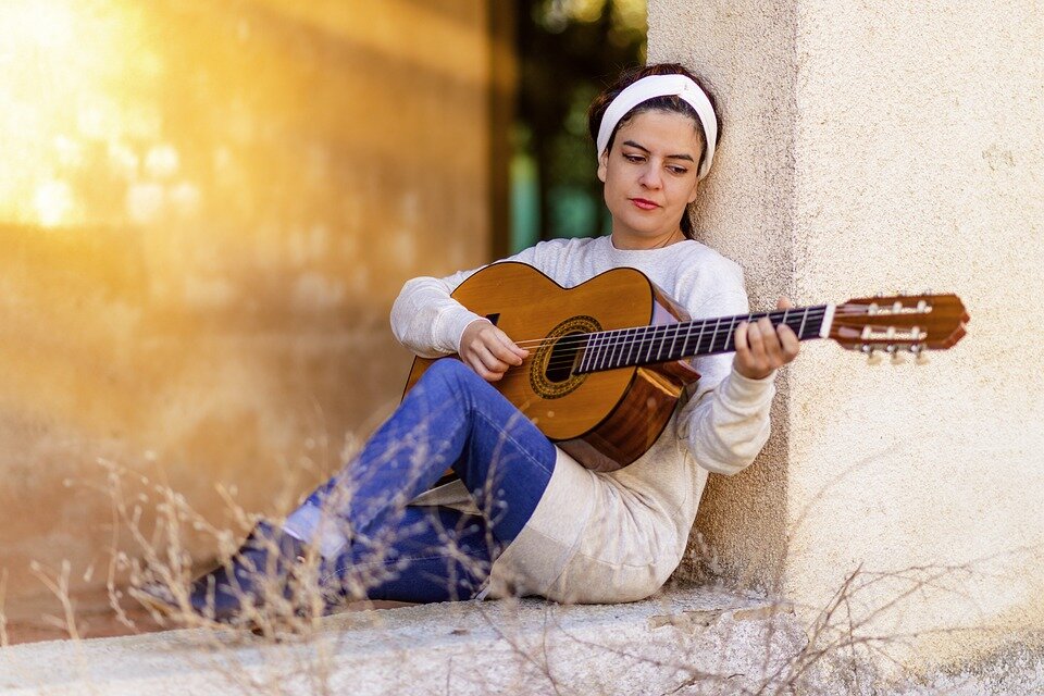 https://pixabay.com/ru/photos/%D0%B4%D0%B5%D0%B2%D0%BE%D1%87%D0%BA%D0%B0-%D0%B3%D0%B8%D1%82%D0%B0%D1%80%D0%B0-%D0%BC%D1%83%D0%B7%D1%8B%D0%BA%D0%B0-%D0%B8%D0%BD%D1%81%D1%82%D1%80%D1%83%D0%BC%D0%B5%D0%BD%D1%82-1488518/