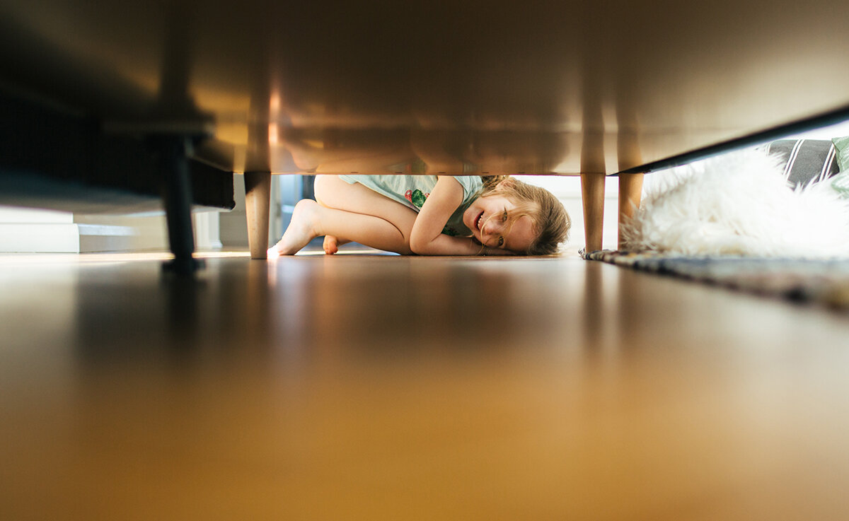 уборка в шкафу. беспорядок в квартире.