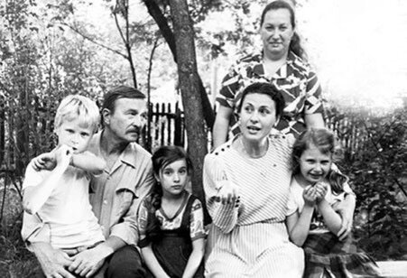 1982 год. Валентина Толкунова с мужем Юрием Папоровым, сыном Николаем, женой и дочерьми брата Сергея.