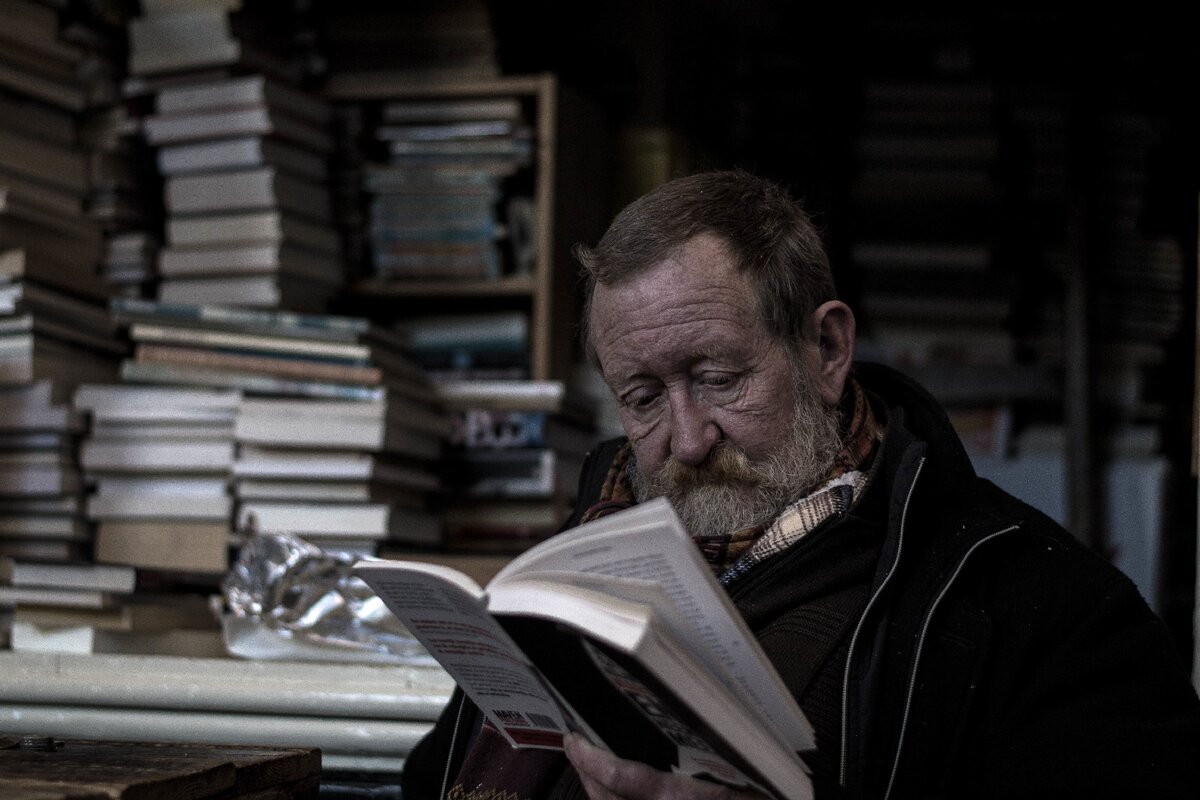 https://pixabay.com/ru/photos/чтение-книжный-червь-человек-книг-1246520/