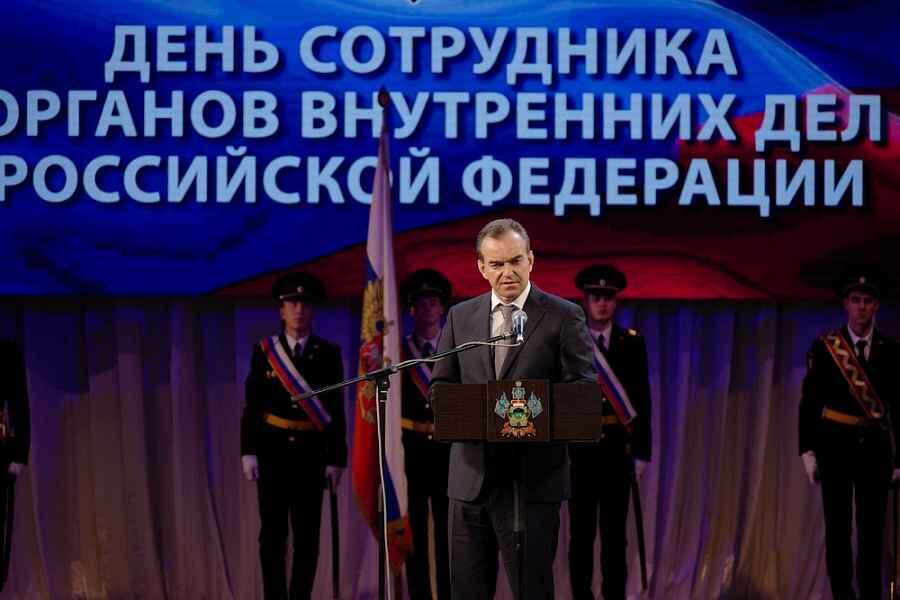 Общероссийским скандалом обернулось недавнее совещание Армавире, где вице-губернатор Краснодарского края в разговоре с губернатором Вениамином Кондратьевым назвал полицейских «мусорами», а «Единую Россию» «сдохшей».
