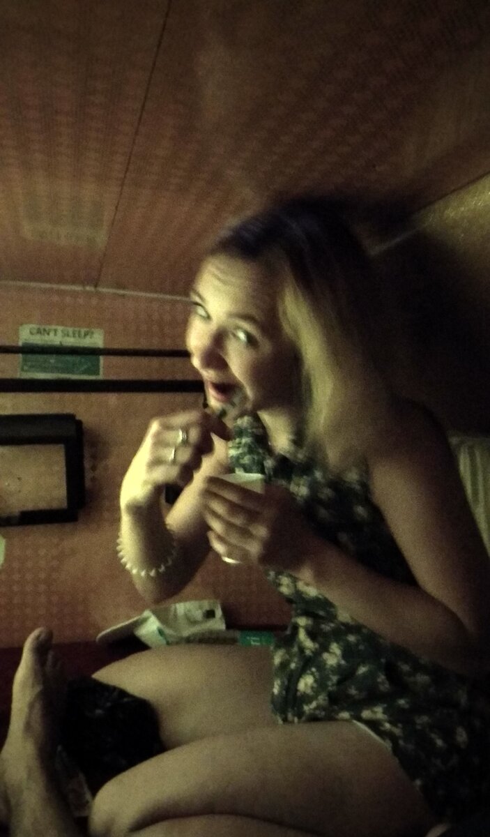 чистка зубов на  верхней койке )фото из личного фото архива