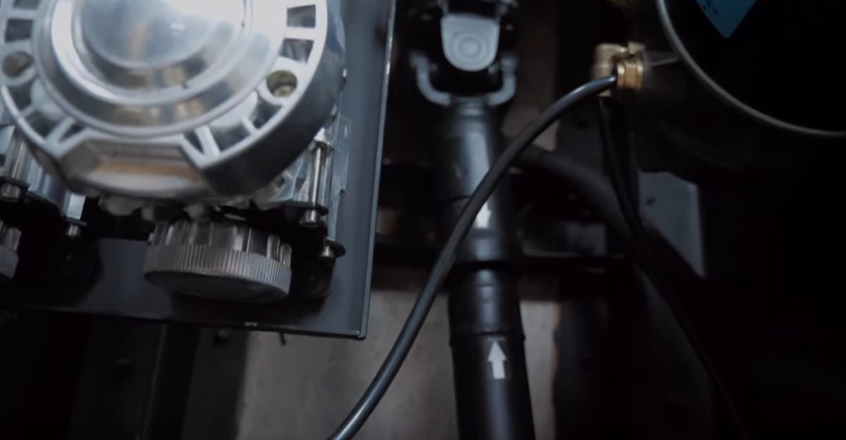 Мосты все стоят Ваз.Так же много карданов в этой машине из за её длинны.