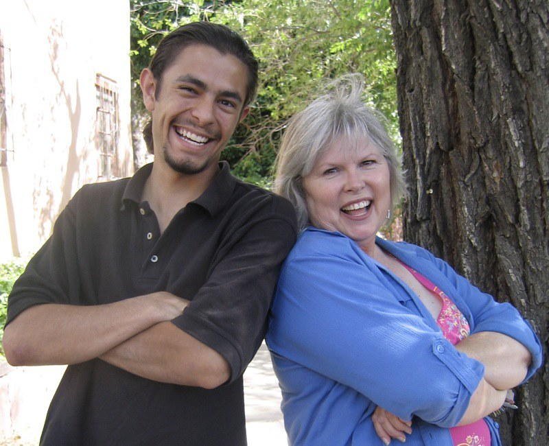 Это агенты по работе с недвижимостью. Общаться по аренде придётся с ними.