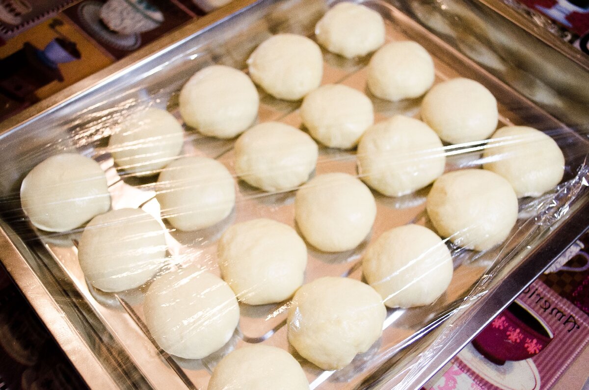 Булочки накрываем пищевой пленкой