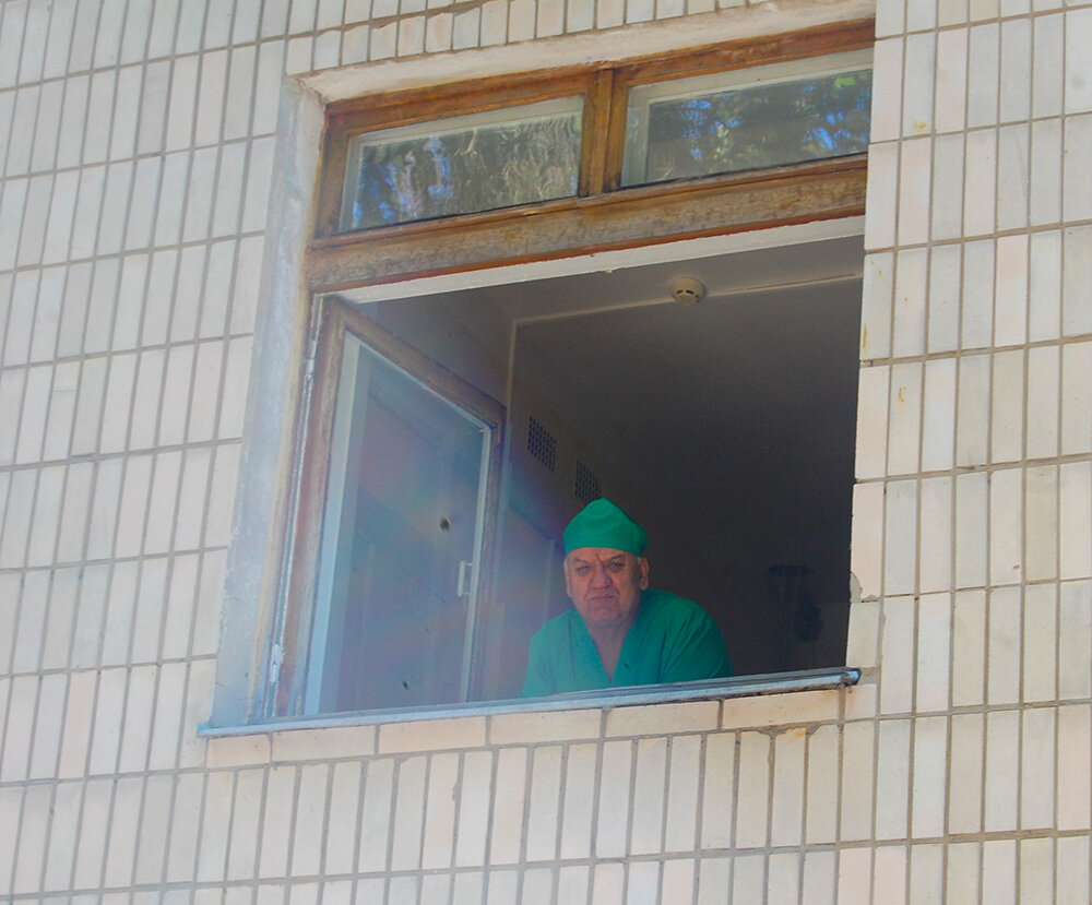 В глазах  врача Суджанской поликлиники виден вопрос - зачем употреблять наркотики?