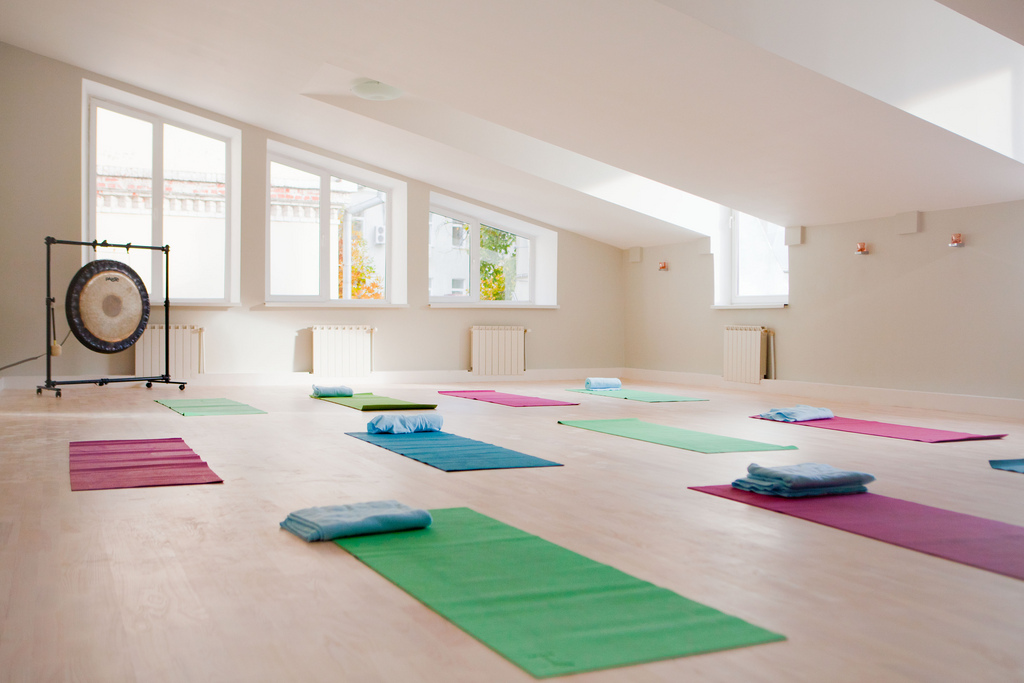 Yoga centre. Школа Каула-йоги Москва. Каула йога на чистых прудах. Помещение для йоги. Комната для занятий йогой.