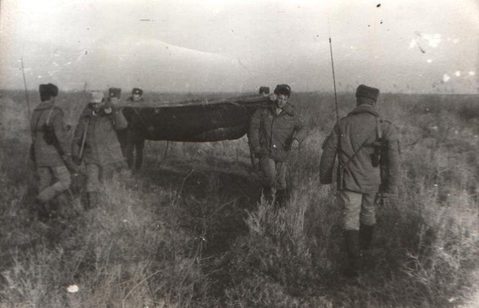 Несем изъятое плавсредство афганцев. По дате - где-то январь 1987 года. Фото из личного архива
