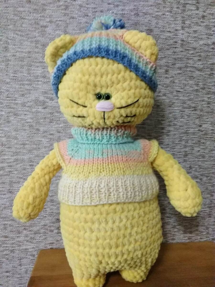 Первый малыш. Переборщила на 8 рядов, он толст и длинен. А я отвлеклась на редактирование сочинения про нравственный выбор.