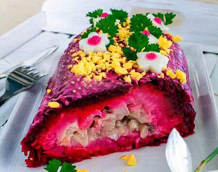 Салат-рулет "Селедка под шубой" в разрезе.