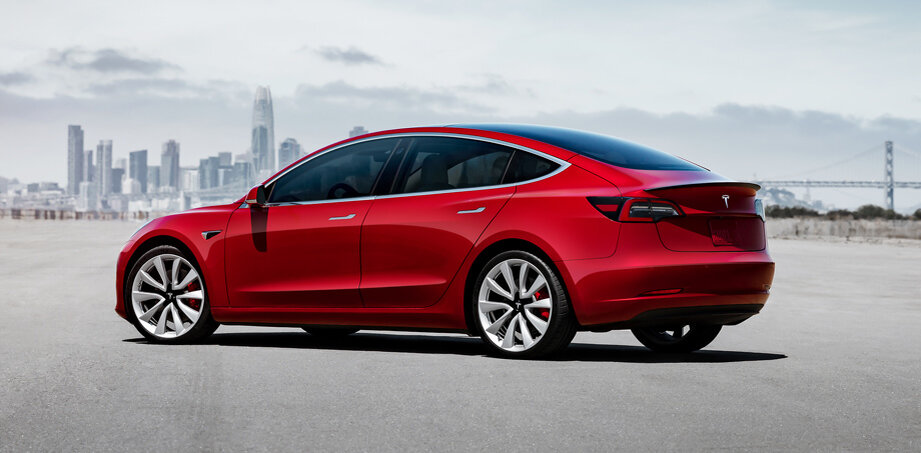 Расценки на Теслу 3 в США составляют: $39 990 (2,5 млн рублей) за версию RWD Standard Range Plus (паспортный запас хода 250 миль или 402 км, разгон до 60 миль/ч за 5,3 с), $48 990 за AWD (Dual Motor) Long Range (322 мили или 518 км) и $56 990 за Performance (310 миль или 499 км).