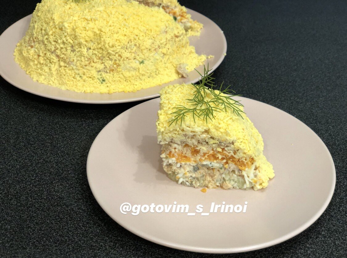 Закусочный торт-салат из крекеров, с рыбными консервами