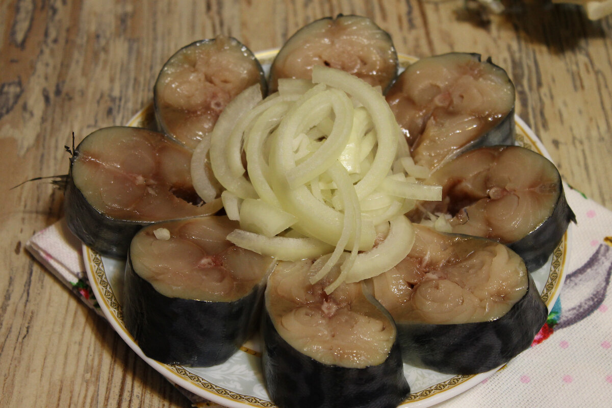 Скумбрия соленая кусочками с луком. Гарнир к скумбрии. Как солить скумбрию с луком. Блюда из соленой скумбрии рецепты с фото простые и вкусные. Скумбрия соленая в банке с луком и маслом рецепт с фото.