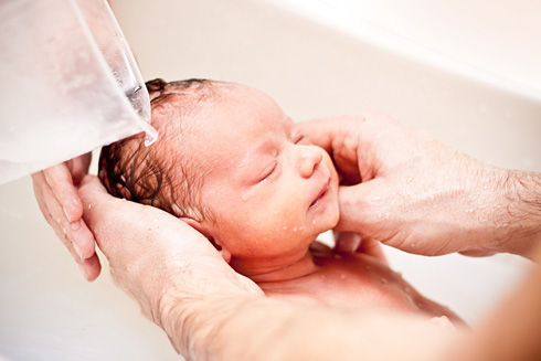   Когда начинать купать своего новорожденного ребенка? Если пуповина вашего ребенка не отвалилась, выберите «более сухой» метод купания - одеяло.