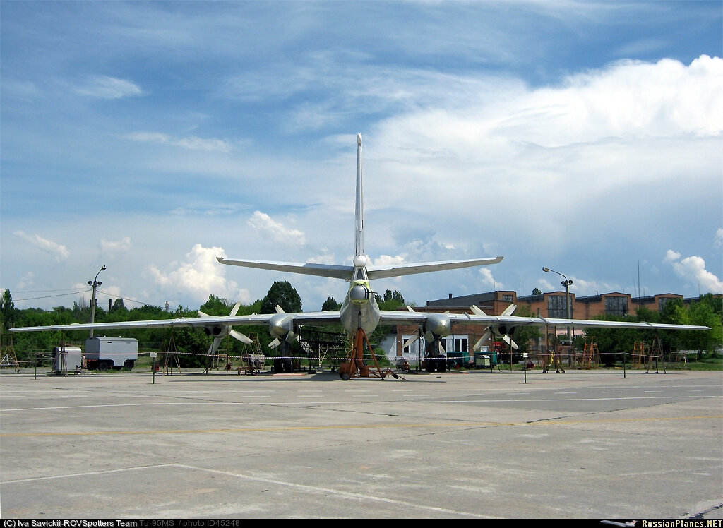 А вот его старший брат-Ту-95! Ещё в процессе ремонта и отладки систем.