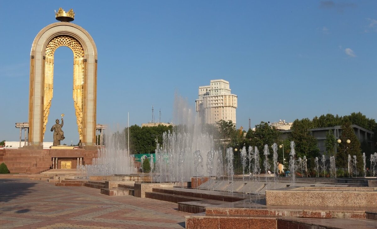 Душанбе столица памятник Самани. Памятник Исмоили Сомони в Душанбе. Таджикистан столица Душанбе достопримечательности. Памятник Исмоили Сомони 1999.