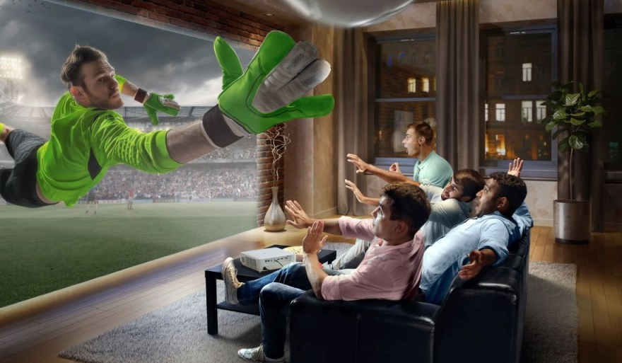  Бескомпромиссно мощный с огромной яркостью, этот лазерный проектор с тремя DLP чипами, при небольших габаритах и весе, с низкими эксплуатационными расходами, устанавливает новую планку в классе сверхмощных проекторов, предназначенных для создания ярких и качественных изображений с разрешением 4K+ на больших пространствах, зданиях, стадионах, театральных и концертных площадках.