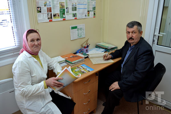  Заведующий Юлдус Багаутдинов и ветсанитар Рафидя Ягудина