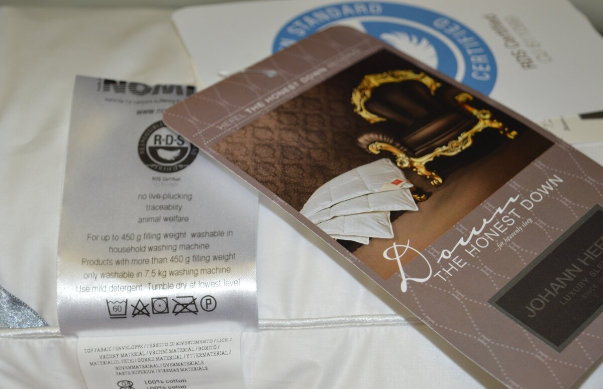 Инструкция по уходу за пуховой подушкой Hefel. Разрешены: режим ручной стирки при температуре 60 град., низкотемпературная машинная сушка, химическая чистка. Запрещены: отбеливание и глажка. Источник фотоконтента: Posteleon.ru