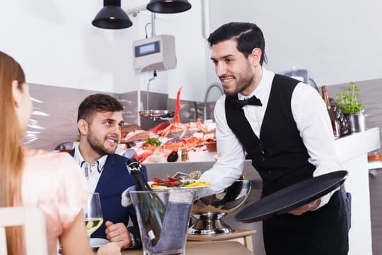 Официант всегда ответит на ваши вопросы. Задавайте их.