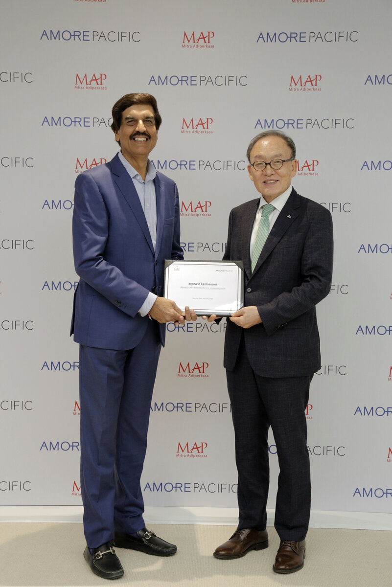 Президент  Amorepacific Бэ Дон Хён (справа) и генеральный директор MAP Group  Вирендра Шарма позируют после подписания соглашения о деловом  партнерстве в штаб-квартире MAP в Джакарте, Индонезия, в среду. (Amore  Pacific) 
