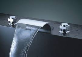 Выбрать хороший смеситель для ванной, который  станет настоящим украшением помещения, модель идеально подойдёт. Механика регулирования подачи воды примерно такая же, как и у других одно рычажных смесителей. Отличает такие модели только то, что вода льётся как  водопадом, а не привычной для нас струёй. Оформлению таких смесителей для ванной уделяется огромное внимание, некоторые модели даже оснащаются подсветкой.