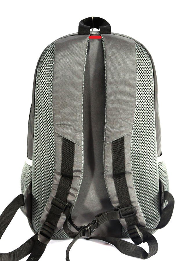 Пример когда расстояние между лямками слишком маленькеое для взрослого, такое расстояние будет нормальным для первоклашек, однако рюкзак явно не для них. Расстояние помечено красной линией. 