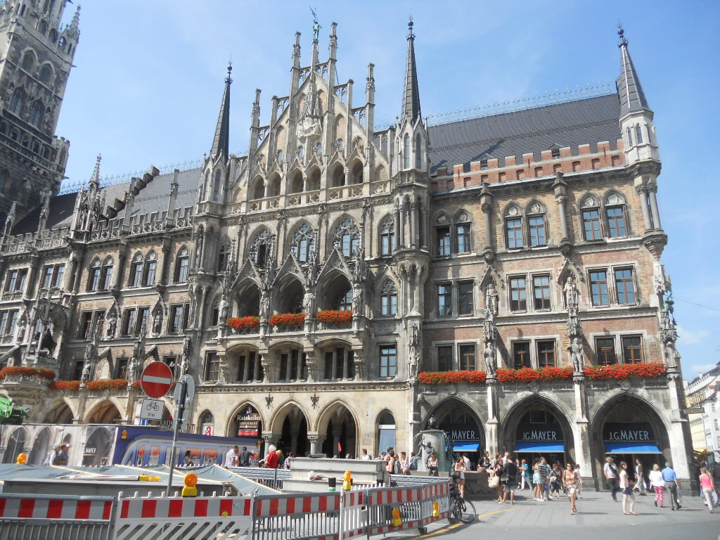 Мари́енплац (нем. Marienplatz) — центральная площадь Мюнхена, центр пешеходной зоны и одна из главных достопримечательностей центра города. На площади расположены мюнхенские ратуши — Новая и Старая, отсюда начинается Кауфингерштрассе, где множество магазинов. В районе Мариенплац также находятся исторический рынок Виктуалиенмаркт, самый большой мюнхенский собор Фрауэнкирхе и многие другие достопримечательности.