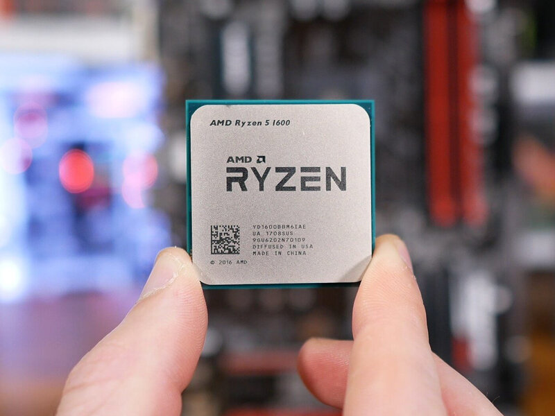 Процессор MAD Ryzen 5 1600 в руках человека