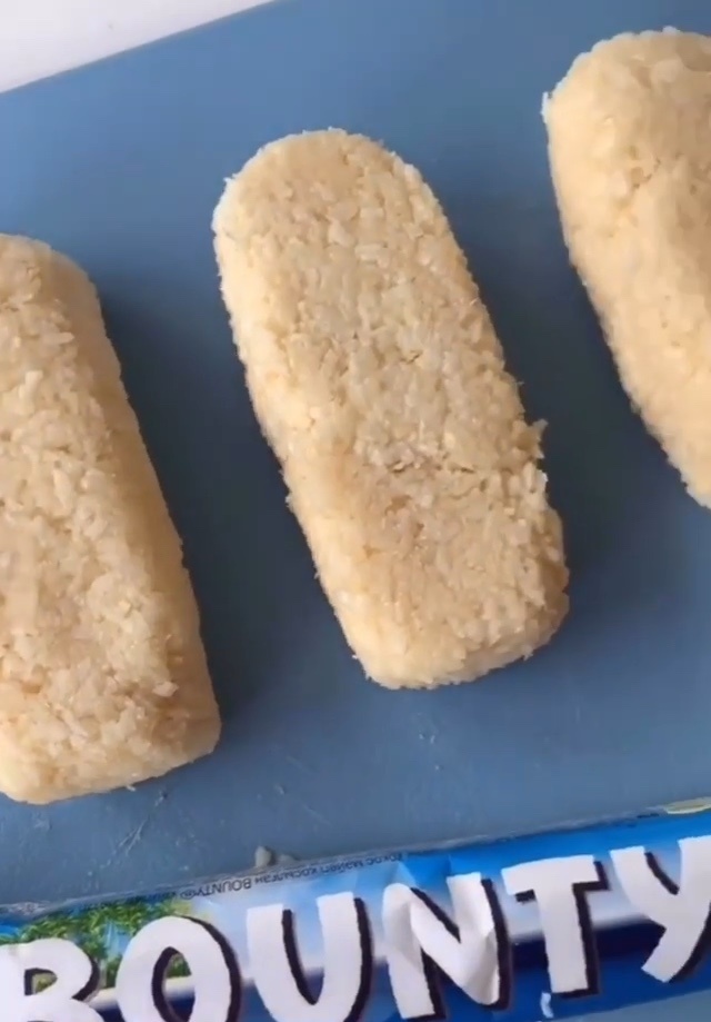 Далее влажными руками формируем будущие батончики.