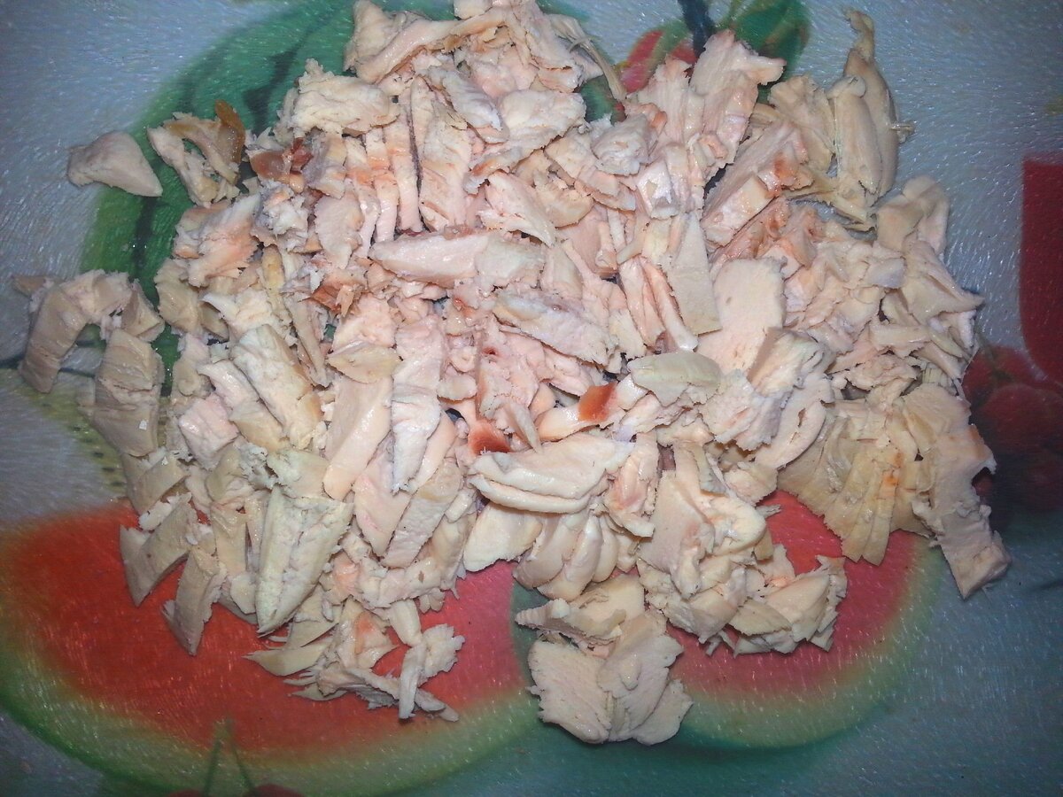 Филе куриное нарезаем мелкими ломтиками (фото автора)