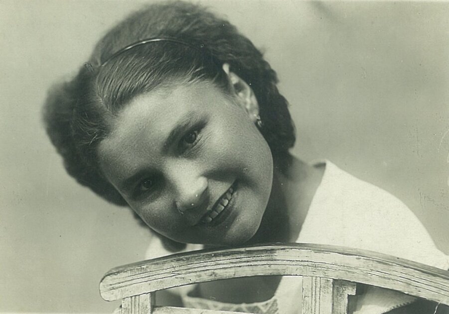 Вот такой красавицей  была  Агата ( Агафья), будущая Галина была в молодости