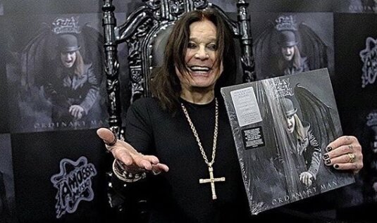 Так выглядит Ozzy Osbourne 2020. А в руках свежий винил!