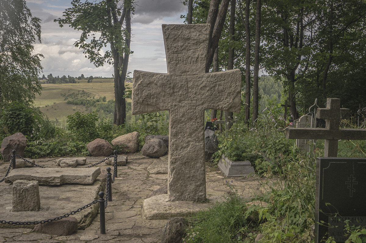 "Труворов крест" на "могиле Трувора", на  деревенском кладбище у городища Старый Изборск. Появился не ранее XIV века.