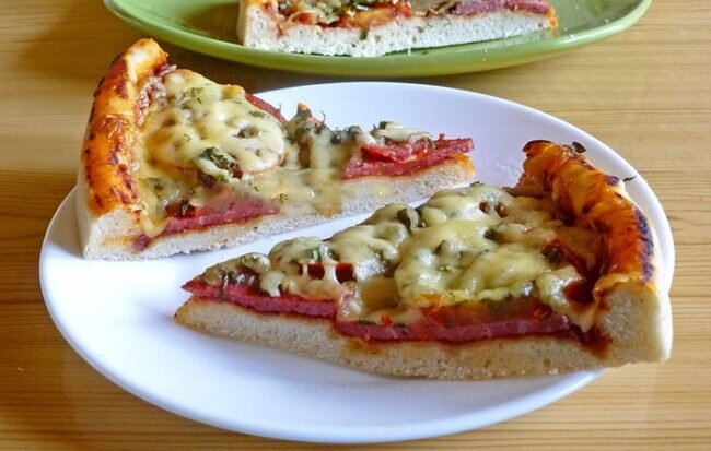 Рецепт домашней пиццы с колбасой и овощами под сыром