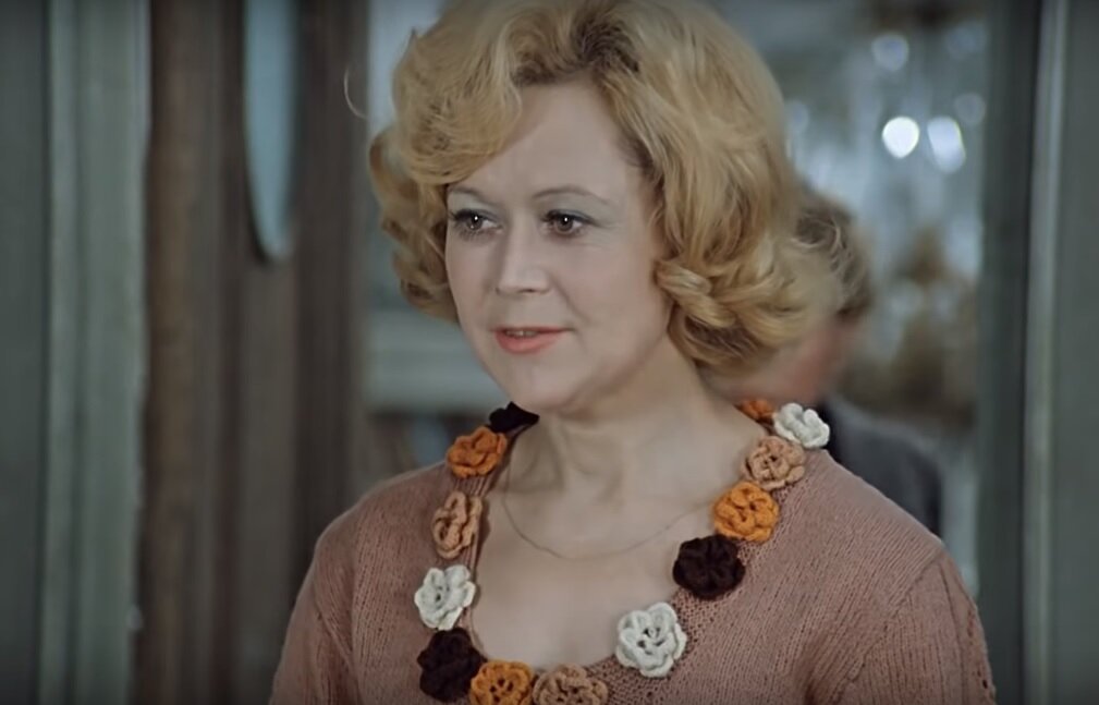 Вот она, хищница в жутких розочках!