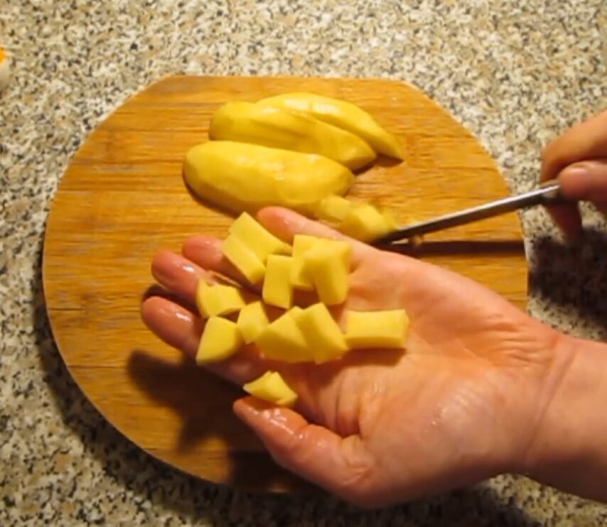 Нарезаем бульбу