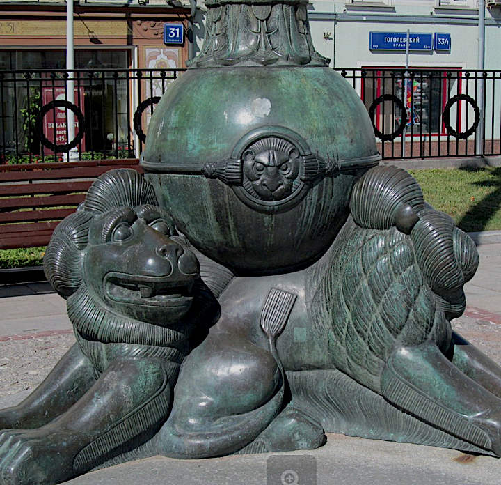 Тверской бульвар Москвы. Основание уличного фонаря в стиле Ар-Деко