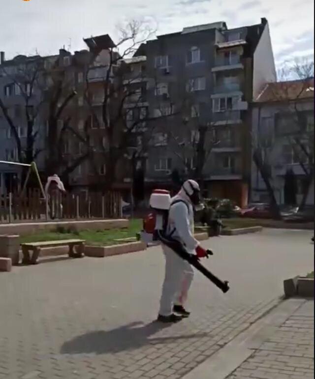 "Мы живем как в сериале, - сказал муж. - В сериале с жутковатым сюжетом". На самом деле паники нет. Но есть вот такие товарищи, которые дезинфицируиют улицы Бургаса. Фото https://www.instagram.com/sveta_photograph/ 