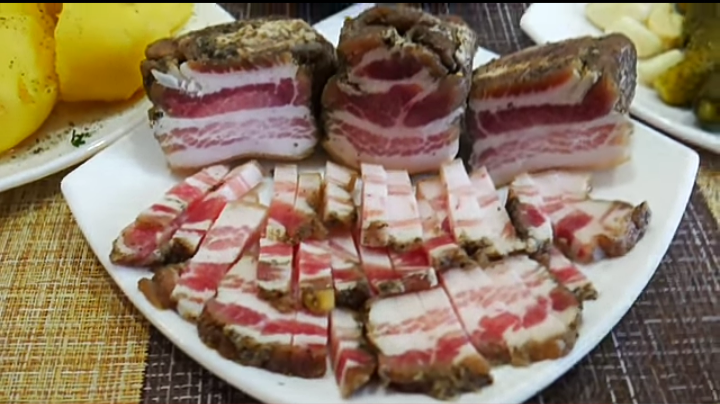 По этому рецепту можно солить любое сало, не только грудинку. Наверное вы знаете, что грудинка самая вкусная часть у свинины. Она мягкая, нежная, прослоенная мясом. Получается всегда.