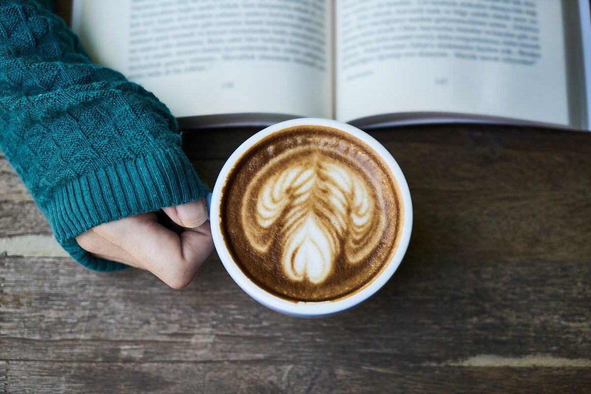 Амбассадор дзен уютного. Книга и кофе арт. Картинка Hygge с женщиной со спицами