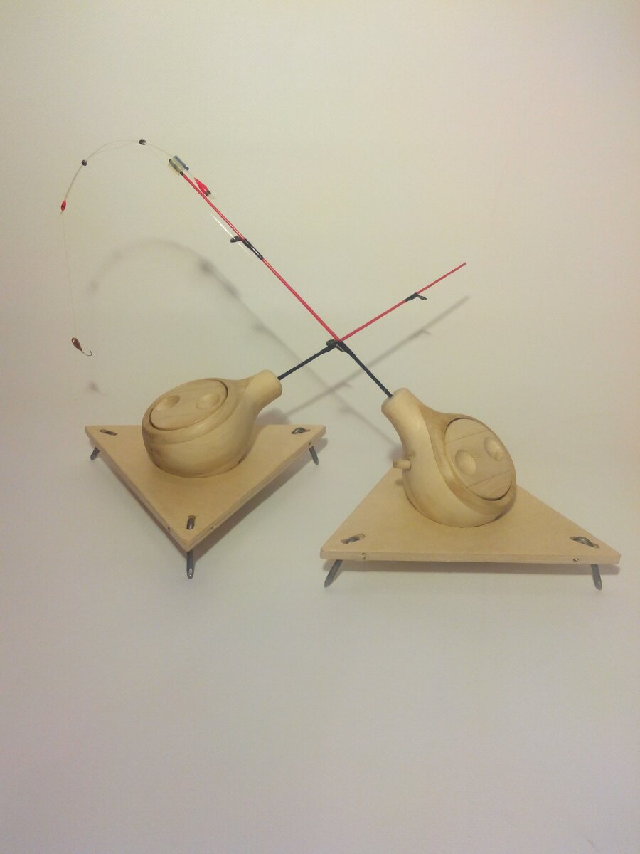 Корпус удочки из клееной липы. Подставка фанера. Всё покрыто Tikkurila/