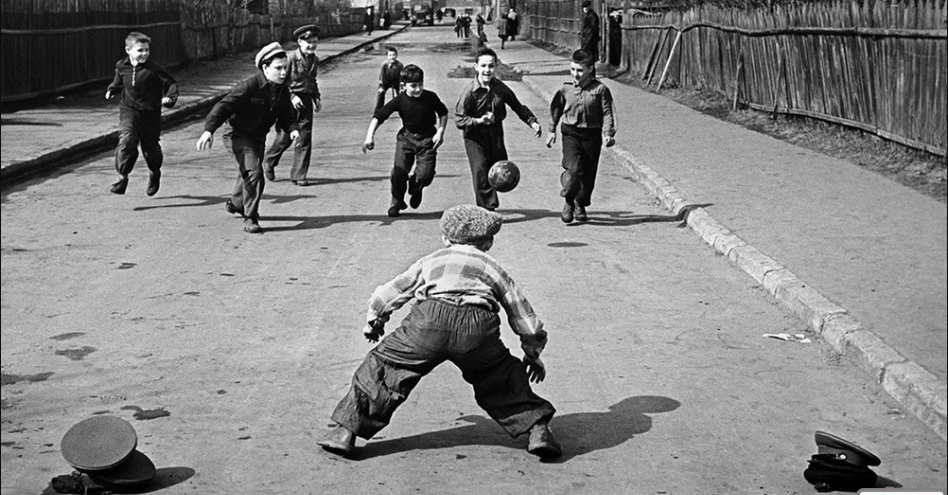 Типичная картина дворового футбола 50-х годов. Фото из интернета. 
